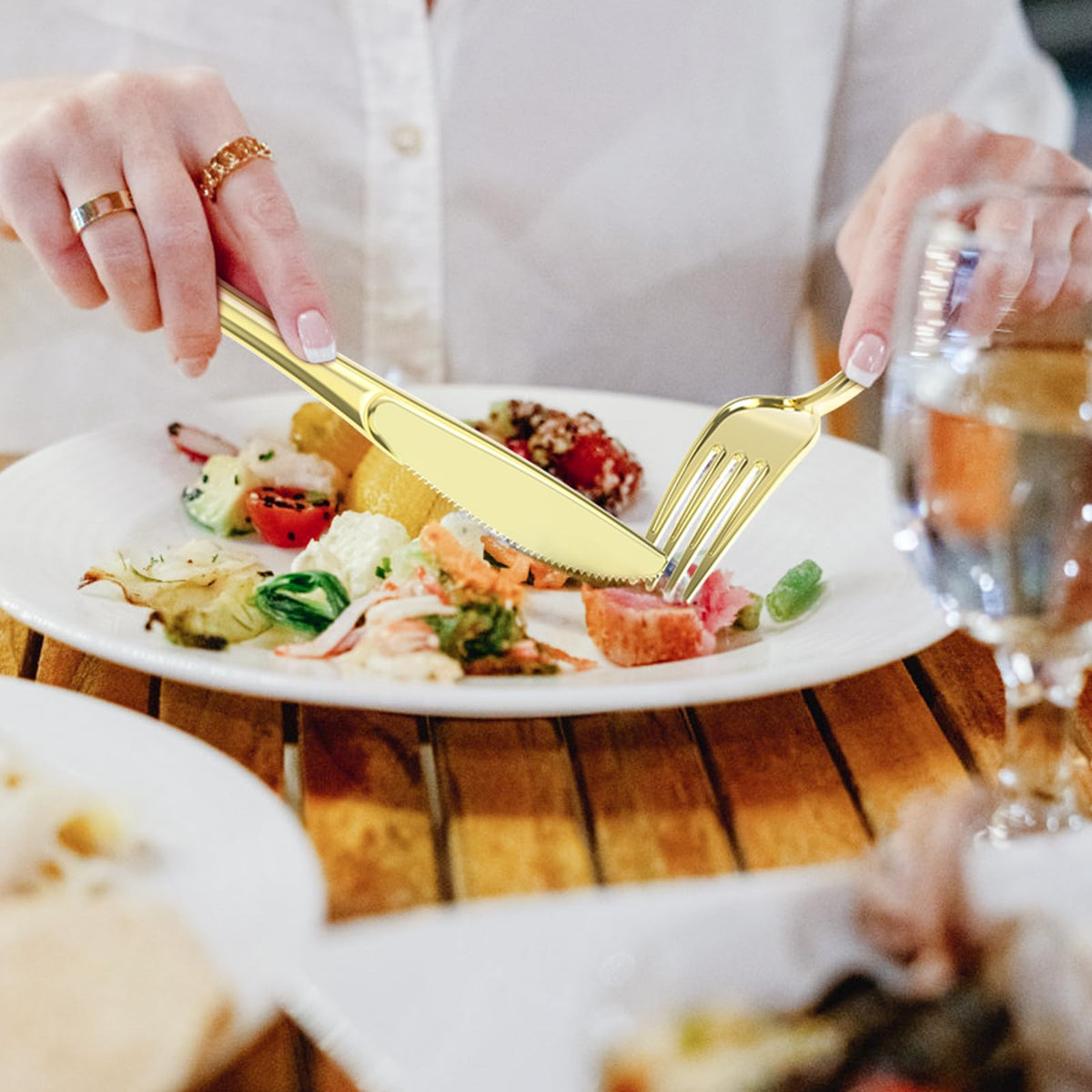 Dealusy 100 Count Heavy Duty Gold Plastic Knives Disposable, BPA-Free, Heat Resistant, Solid and Durable Premium Plastic Disposable Knives for Party Supply